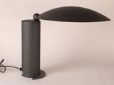 une photo d'une lampe de table surmontée d'un abat-jour noir