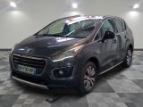 la voiture grise est garée dans le garage sur le sol en damier