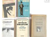 plusieurs livres sont alignés sur une surface blanche avec un fond blanc