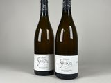deux bouteilles de vin blanc posées l'une à côté de l'autre sur une table