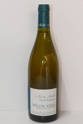une bouteille de vin posée sur une table