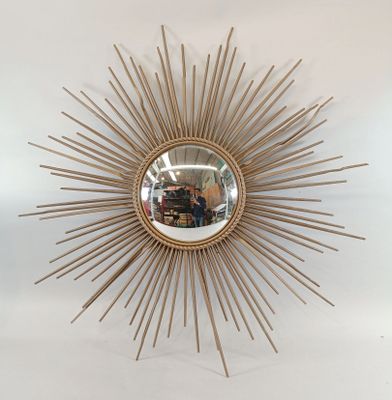 un miroir accroché au mur de la pièce