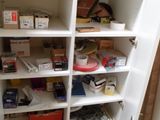 un placard avec beaucoup de boîtes et de cartons sur les étagères