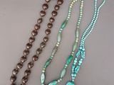 trois colliers composés de perles turquoise et marron
