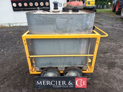 un grand conteneur métallique posé sur un chariot