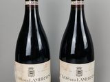 deux bouteilles de vin rouge posées l'une à côté de l'autre sur une table