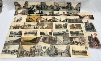 beaucoup de vieilles cartes postales posées sur un lit