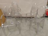 trois chaises en plastique transparent placées les unes à côté des autres dans une pièce