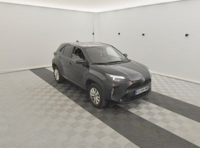 une voiture garée dans une pièce au sol à carreaux