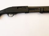 un fusil de chasse posé sur une table
