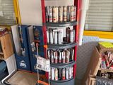 une photo d'une pièce remplie de cartons et de boîtes de conserve