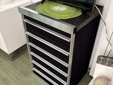 un téléviseur posé sur un meuble