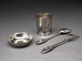 trois cuillères, une tasse et une cuillère posées sur une table
