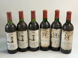 six bouteilles de vin sont alignées sur une table
