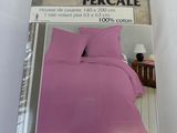 emballage d'un drap rose accompagné de deux oreillers et d'une taie d'oreiller