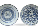 deux assiettes bleues et blanches ornées de motifs sur un fond blanc
