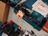 de nombreux outils qui se trouvent sur les rayons du magasin