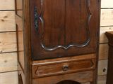 une armoire en bois surmontée d'une étagère