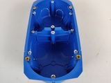 une boîte en plastique bleue munie de deux vis