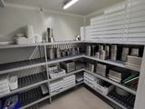 une pièce avec de nombreuses étagères sur lesquelles sont posés des casseroles et des poêles