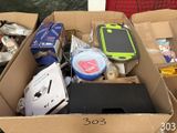 une boîte en carton remplie d'appareils électroniques et d'autres objets