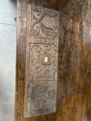 une vieille porte en bois ornée d'un motif décoratif