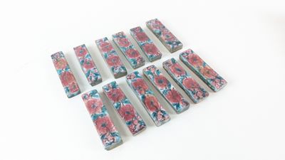 plusieurs motifs de fleurs roses et bleues sur un fond blanc