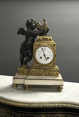 PENDULE BORNE en marbre blanc et bronze doré, figurant un an…