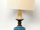 une lampe posée sur une table sur laquelle se trouve une autre lampe