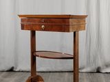 l'image d'une table en bois surmontée d'une étagère