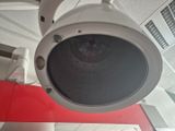 une caméra fixée au plafond d'un immeuble