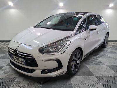 la voiture blanche est garée sur un sol en damier dans le garage