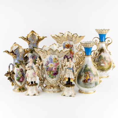 de nombreux vases et figurines posés sur une table