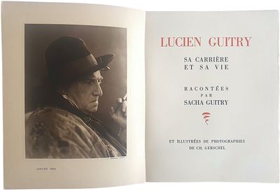 un livre ouvert sur lequel figure l'image d'un homme coiffé d'un chapeau et tenant une cigarette