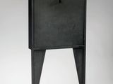 une petite table noire surmontée d'un tiroir