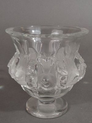 un vase en verre avec un motif sur une table