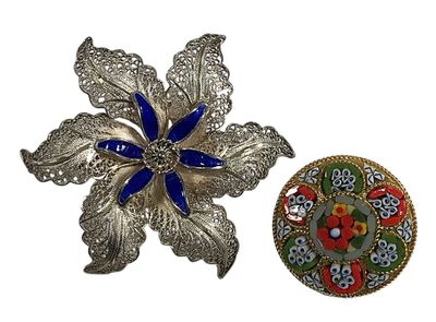 deux broches ornées de fleurs et de feuilles sur fond blanc