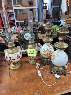 un grand nombre de vases posés sur une table