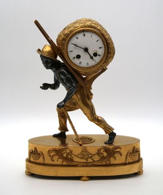 une statue représentant un homme portant une horloge sur le dos
