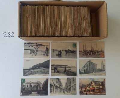 une boîte remplie de vieilles cartes postales posée sur une table