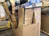 une grande pile de cartons et d'autres objets dans un entrepôt