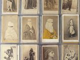 une vieille photo représentant un ensemble de vieilles photos d'hommes et de femmes
