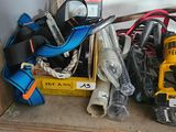 une étagère en bois sur laquelle sont posés des outils