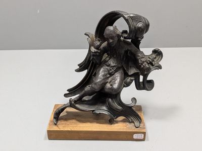 l'image d'une statue de femme tenant un oiseau