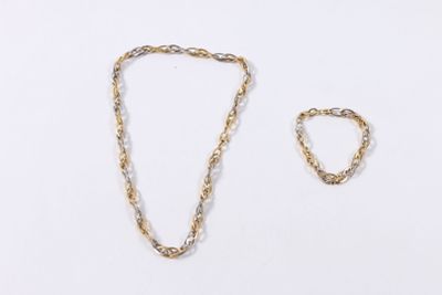 deux bijoux en or posés sur une surface blanche