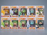 six figurines Funko Pop en vinyle différentes, présentées dans une vitrine