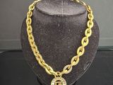ensemble composé d'un collier et d'un bracelet plaqués or, exposé dans une vitrine