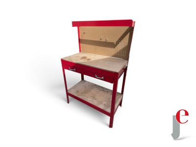une image représentant un établi rouge sur lequel est posée une boîte à outils