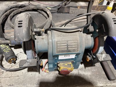 une machine posée par terre, avec des fils