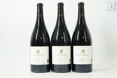 trois bouteilles de vin sont alignées sur une surface blanche
